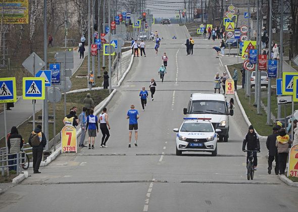 До Карла Маркса и обратно: в Карпинске состоялась большая легкоатлетическая эстафета