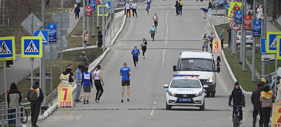 До Карла Маркса и обратно: в Карпинске состоялась большая легкоатлетическая эстафета