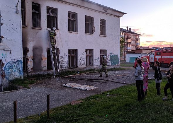 В заброшенном здании бывшей СЭС загорелся хлам
