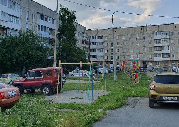 Пенсионерка просит водителей не парковаться на детской площадке