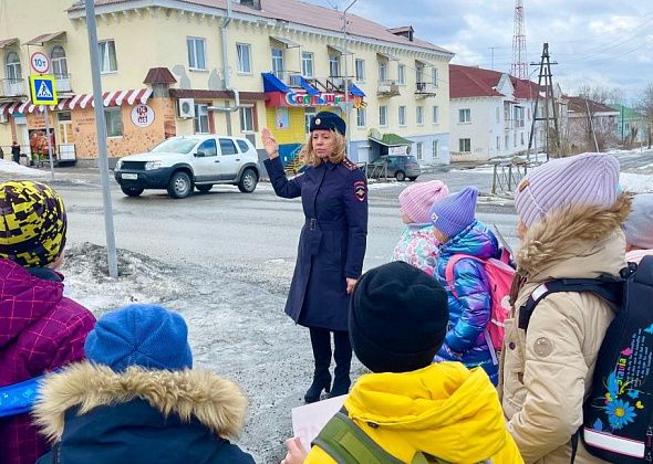 Карпинским младшеклассникам показали, как нужно правильно переходить дорогу