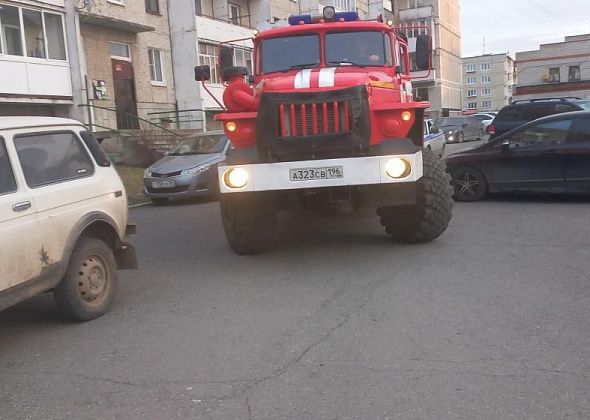 Пожарные, ГИБДД и администрация проверили: может ли спецтехника проехать в карпинских дворах
