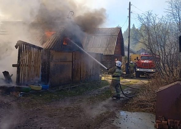 Сегодня в карпинском саду горели два садовых домика и баня 