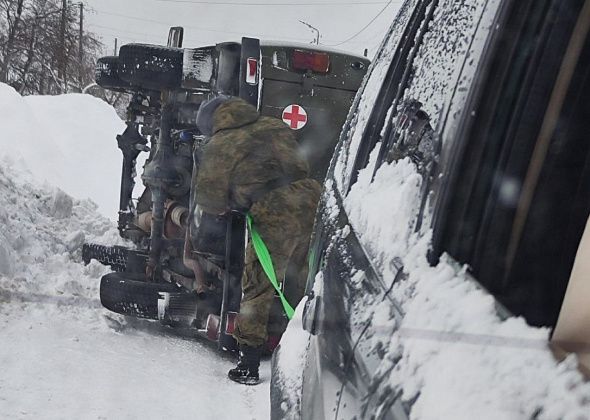 На Суворова перевернулась на бок военная «Скорая»