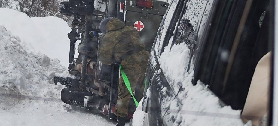 На Суворова перевернулась на бок военная «Скорая»