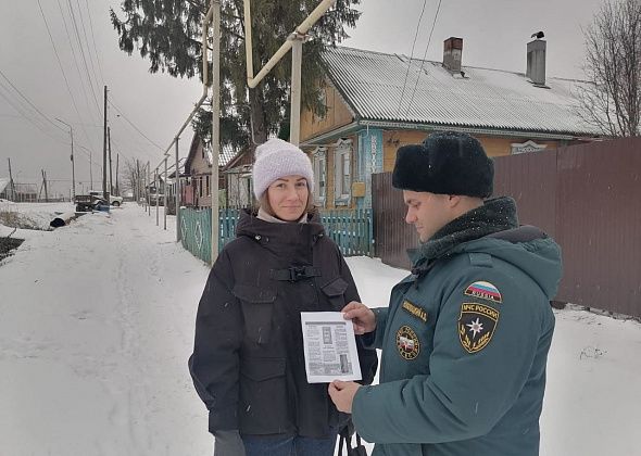 На улице Некрасова прошел рейд, в ходе которого пожарные напоминали местным жителям о безопасности