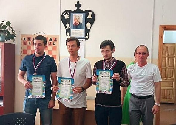 Карпинские шахматисты взяли «серебро» и «бронзу» на окружном турнире