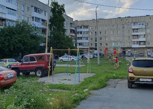 В мэрии предложили фотографировать автолюбителей, которые паркуются на газонах