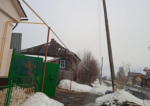 Энергетики пообещали поправить опору по улице Советской и объяснили причину ее перекоса