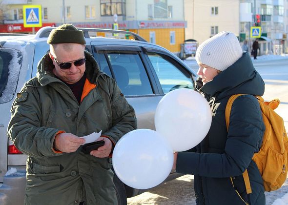 Карпинские школьники провели на площади акцию в память о жертвах ДТП