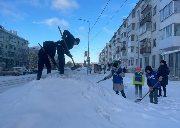 Карпинские школьники взяли лопаты и раскидали снежные навалы рядом с проезжей частью